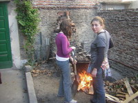 chicas horneando ceramica en horno a leña